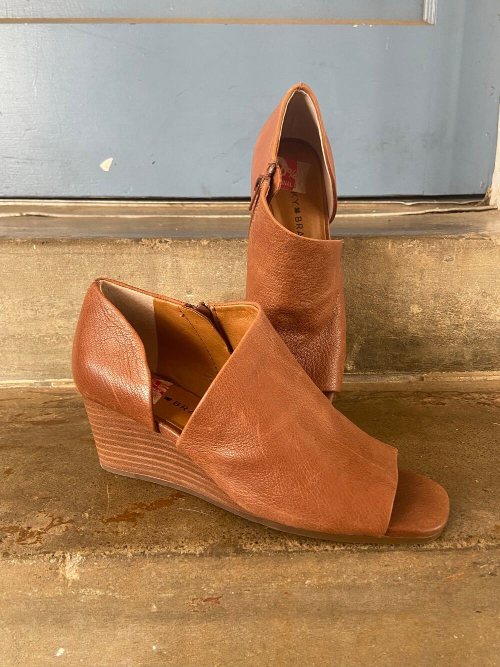 Lucky Brand Tylera tan leather peep toe wedge shootie w/ side cutout & zipper
